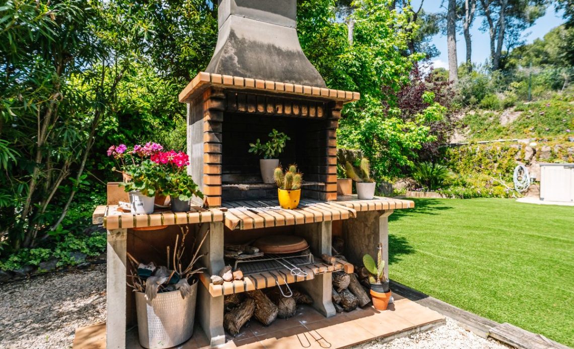 grill w ogrodzie